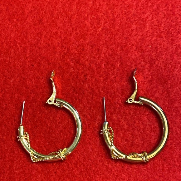 Hoop Earrings Goldtone Rope Design - Picture 4 of 16